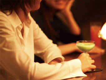 バーでカクテルを飲む女性