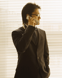 電話をするスーツ姿の男性