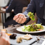 食事する男女