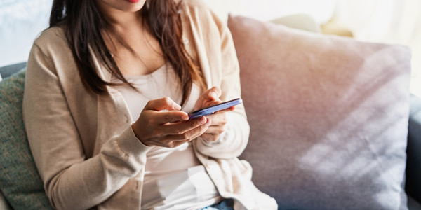 スマホを見る女性