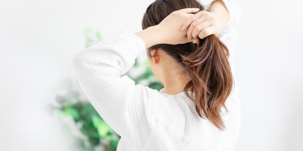 髪を結う女性
