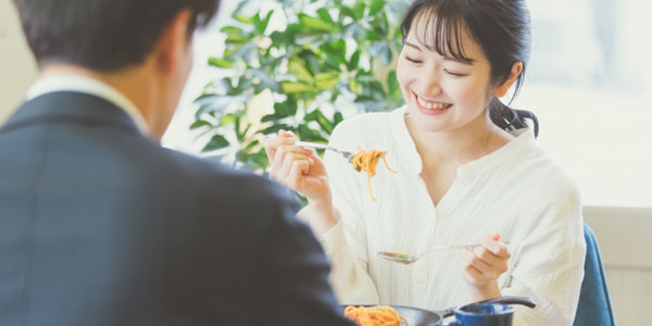 食事する女性