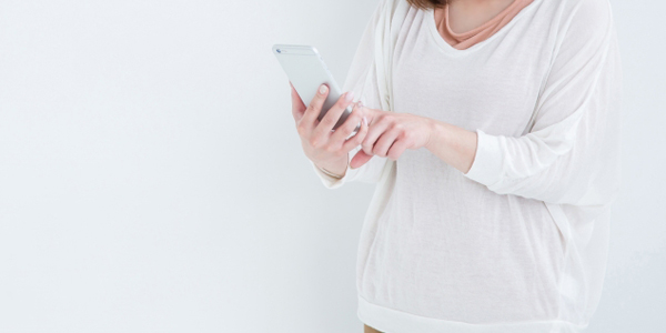 スマホ見る女性
