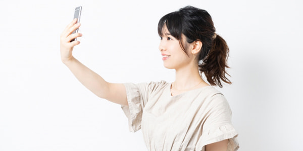 自撮りする女性