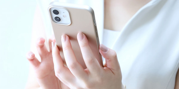 スマホ触る女性