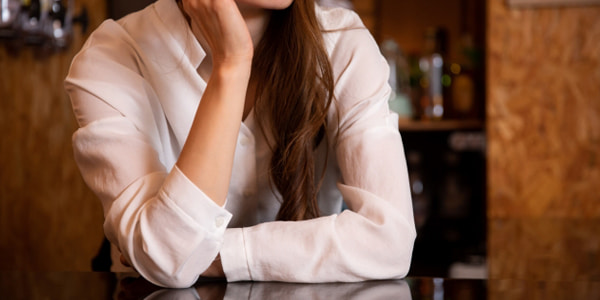 頬杖をつく女性