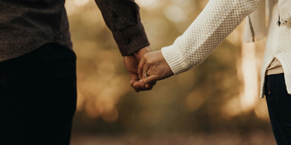 手をつなぐ