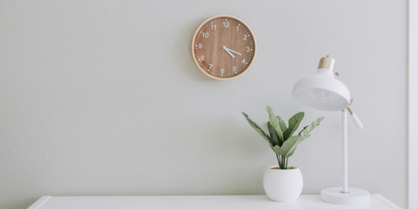 時計のある室内