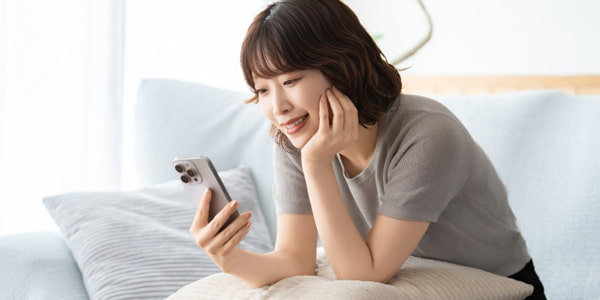 スマホ見る女性