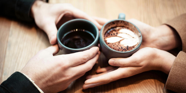 マグカップを囲む二人