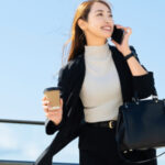 スマホで会話女性