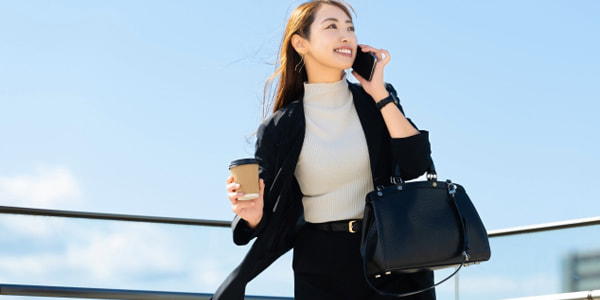 スマホで会話女性