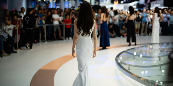 女性