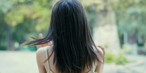 女性後ろ姿