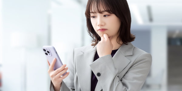 スマホ見る女性